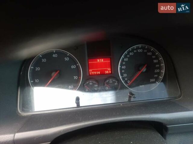 Червоний Фольксваген Туран, об'ємом двигуна 1.6 л та пробігом 177 тис. км за 4400 $, фото 8 на Automoto.ua