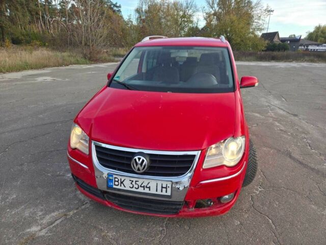 Красный Фольксваген Туран, объемом двигателя 2 л и пробегом 340 тыс. км за 4200 $, фото 7 на Automoto.ua