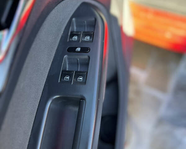 Красный Фольксваген Туран, объемом двигателя 1.6 л и пробегом 250 тыс. км за 5690 $, фото 5 на Automoto.ua