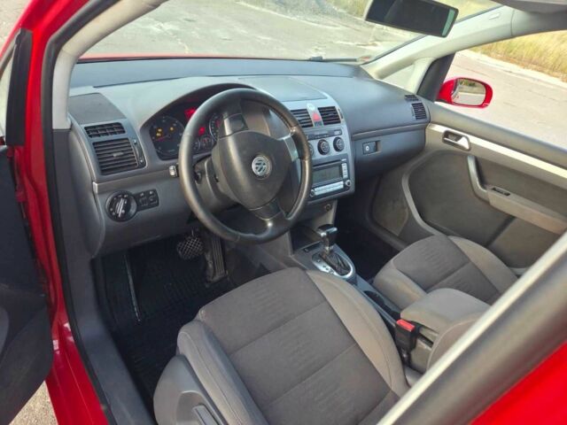 Красный Фольксваген Туран, объемом двигателя 2 л и пробегом 340 тыс. км за 4200 $, фото 17 на Automoto.ua