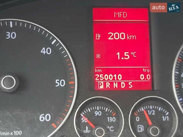 Красный Фольксваген Туран, объемом двигателя 1.9 л и пробегом 250 тыс. км за 4000 $, фото 10 на Automoto.ua