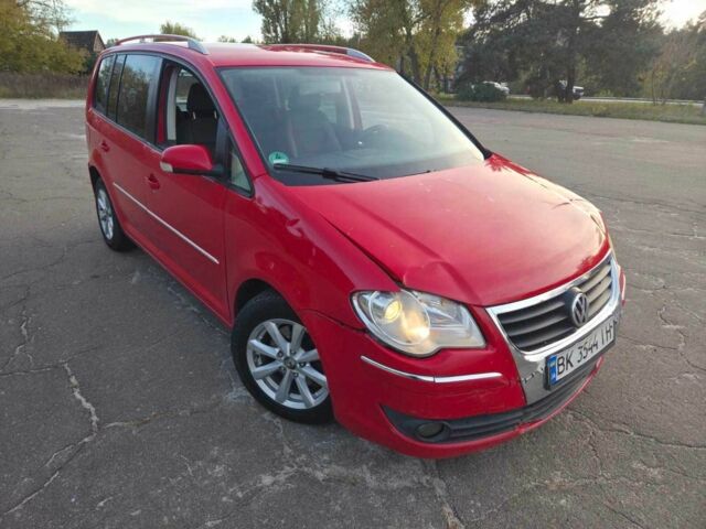 Красный Фольксваген Туран, объемом двигателя 2 л и пробегом 340 тыс. км за 4200 $, фото 1 на Automoto.ua