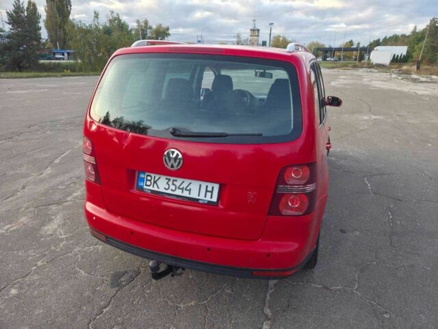 Красный Фольксваген Туран, объемом двигателя 2 л и пробегом 340 тыс. км за 4200 $, фото 10 на Automoto.ua