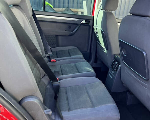 Красный Фольксваген Туран, объемом двигателя 1.6 л и пробегом 250 тыс. км за 5690 $, фото 6 на Automoto.ua