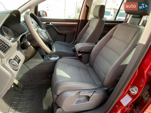 Червоний Фольксваген Туран, об'ємом двигуна 2 л та пробігом 281 тис. км за 6800 $, фото 7 на Automoto.ua