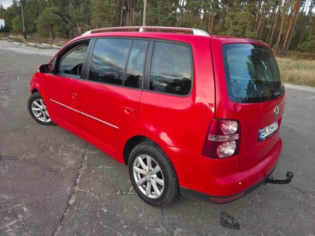 Красный Фольксваген Туран, объемом двигателя 2 л и пробегом 340 тыс. км за 4200 $, фото 13 на Automoto.ua