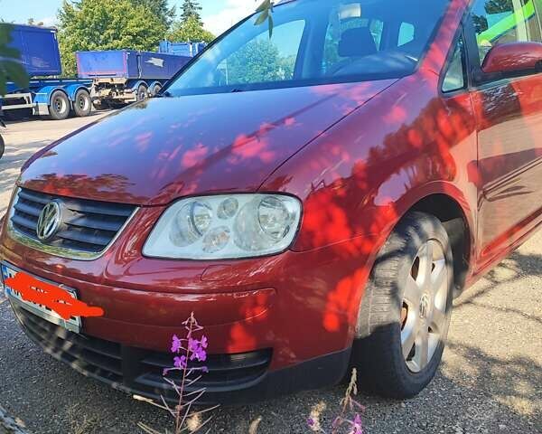 Красный Фольксваген Туран, объемом двигателя 2 л и пробегом 220 тыс. км за 5576 $, фото 3 на Automoto.ua