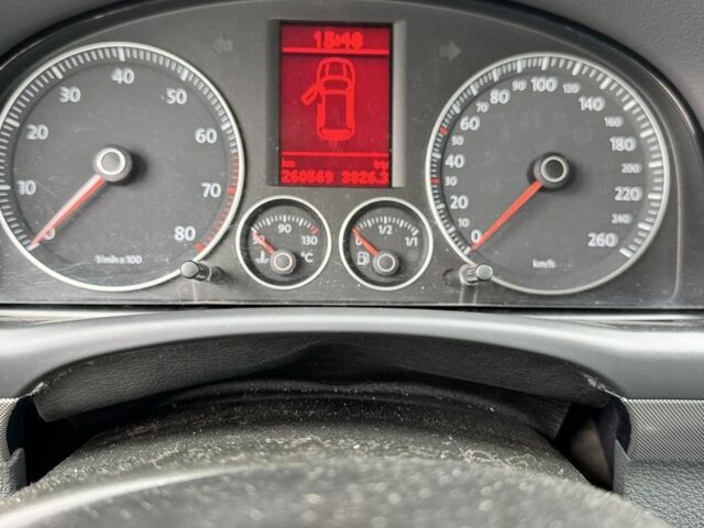 Красный Фольксваген Туран, объемом двигателя 1.6 л и пробегом 260 тыс. км за 6200 $, фото 8 на Automoto.ua