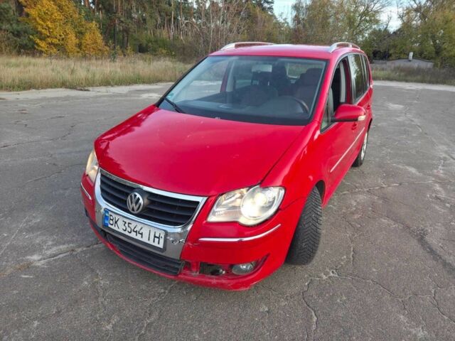 Красный Фольксваген Туран, объемом двигателя 2 л и пробегом 340 тыс. км за 4200 $, фото 6 на Automoto.ua