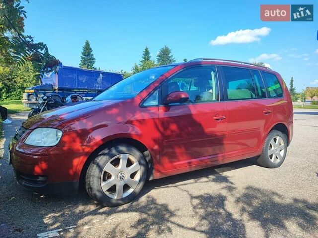 Красный Фольксваген Туран, объемом двигателя 2 л и пробегом 220 тыс. км за 5576 $, фото 2 на Automoto.ua