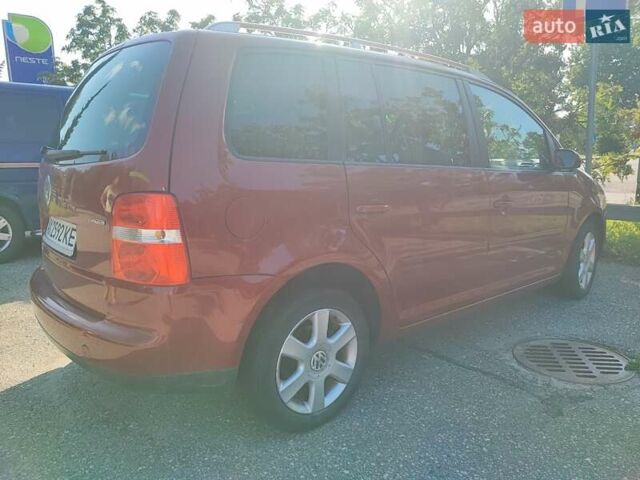 Красный Фольксваген Туран, объемом двигателя 2 л и пробегом 220 тыс. км за 5576 $, фото 5 на Automoto.ua