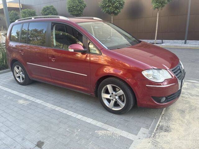 Красный Фольксваген Туран, объемом двигателя 2 л и пробегом 260 тыс. км за 6200 $, фото 1 на Automoto.ua