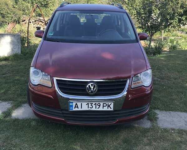 Червоний Фольксваген Туран, об'ємом двигуна 2 л та пробігом 310 тис. км за 6400 $, фото 1 на Automoto.ua