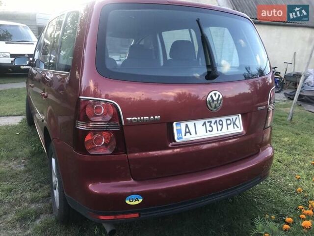 Червоний Фольксваген Туран, об'ємом двигуна 2 л та пробігом 310 тис. км за 6400 $, фото 5 на Automoto.ua