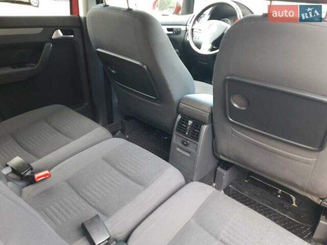 Красный Фольксваген Туран, объемом двигателя 1.4 л и пробегом 254 тыс. км за 6999 $, фото 34 на Automoto.ua