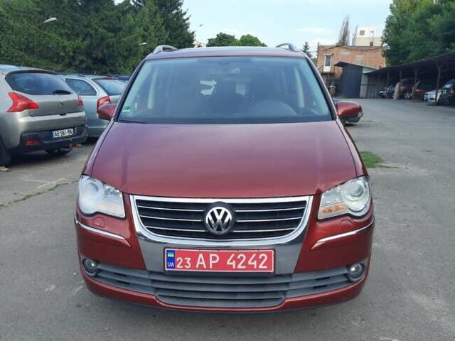 Красный Фольксваген Туран, объемом двигателя 1.4 л и пробегом 254 тыс. км за 6999 $, фото 1 на Automoto.ua