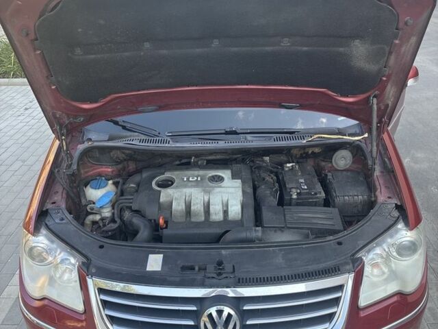 Красный Фольксваген Туран, объемом двигателя 2 л и пробегом 260 тыс. км за 6200 $, фото 9 на Automoto.ua