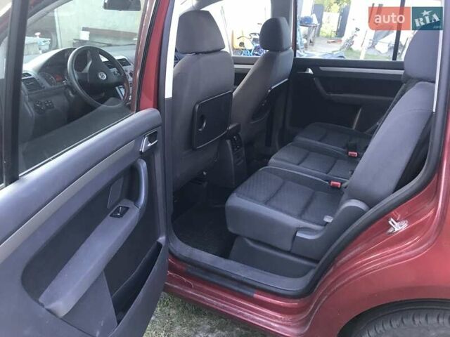 Червоний Фольксваген Туран, об'ємом двигуна 2 л та пробігом 310 тис. км за 6400 $, фото 2 на Automoto.ua