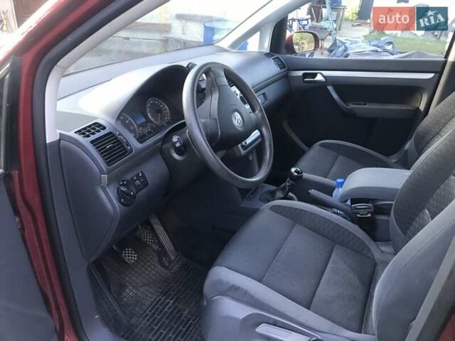 Червоний Фольксваген Туран, об'ємом двигуна 2 л та пробігом 310 тис. км за 6400 $, фото 3 на Automoto.ua