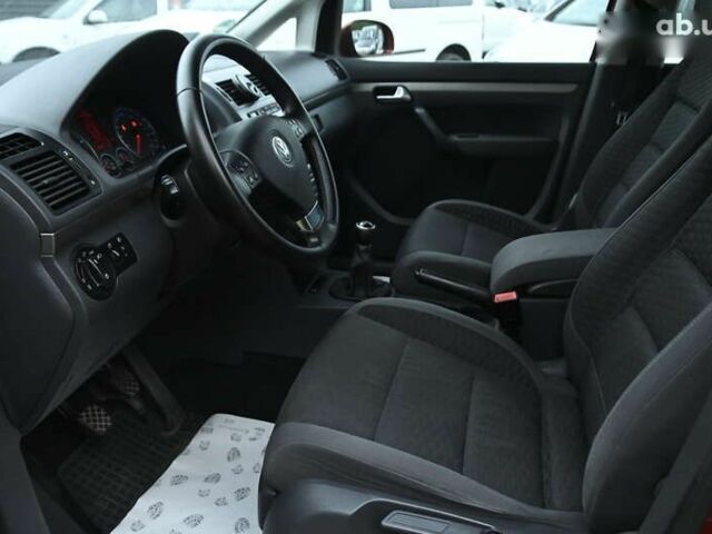 Красный Фольксваген Туран, объемом двигателя 1.4 л и пробегом 193 тыс. км за 6500 $, фото 15 на Automoto.ua