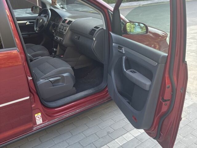 Красный Фольксваген Туран, объемом двигателя 2 л и пробегом 260 тыс. км за 6200 $, фото 4 на Automoto.ua