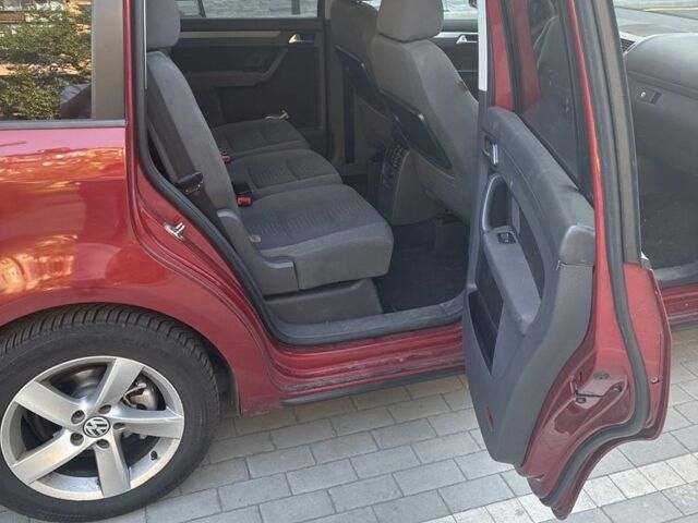 Красный Фольксваген Туран, объемом двигателя 2 л и пробегом 260 тыс. км за 6200 $, фото 6 на Automoto.ua