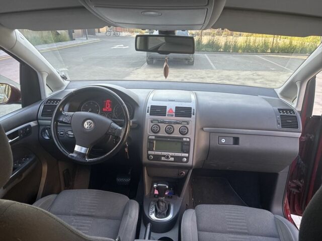 Красный Фольксваген Туран, объемом двигателя 2 л и пробегом 260 тыс. км за 6200 $, фото 5 на Automoto.ua