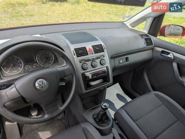 Червоний Фольксваген Туран, об'ємом двигуна 1.6 л та пробігом 221 тис. км за 6200 $, фото 12 на Automoto.ua