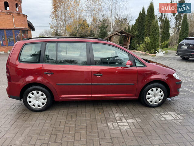 Красный Фольксваген Туран, объемом двигателя 1.6 л и пробегом 210 тыс. км за 6500 $, фото 5 на Automoto.ua