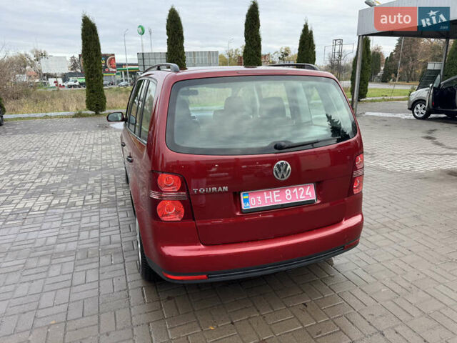 Красный Фольксваген Туран, объемом двигателя 1.6 л и пробегом 210 тыс. км за 6500 $, фото 2 на Automoto.ua