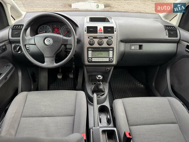 Красный Фольксваген Туран, объемом двигателя 1.6 л и пробегом 210 тыс. км за 6500 $, фото 22 на Automoto.ua
