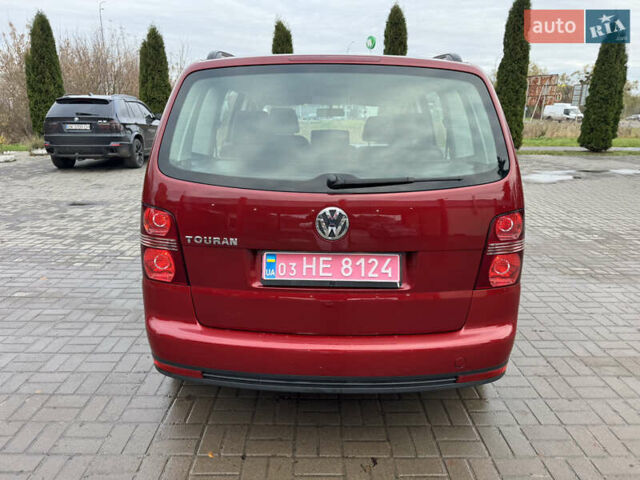 Красный Фольксваген Туран, объемом двигателя 1.6 л и пробегом 210 тыс. км за 6500 $, фото 1 на Automoto.ua