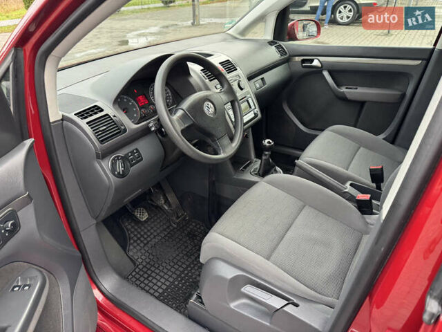 Красный Фольксваген Туран, объемом двигателя 1.6 л и пробегом 210 тыс. км за 6500 $, фото 18 на Automoto.ua
