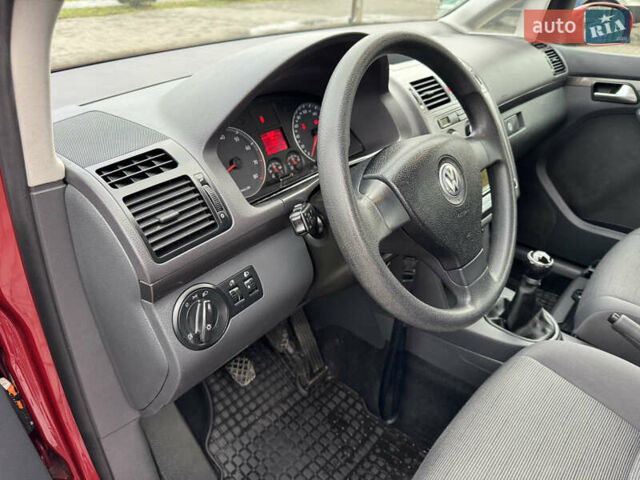Красный Фольксваген Туран, объемом двигателя 1.6 л и пробегом 210 тыс. км за 6500 $, фото 17 на Automoto.ua