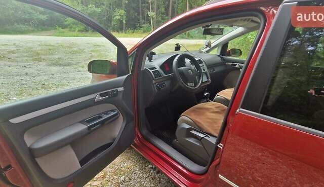 Красный Фольксваген Туран, объемом двигателя 1.97 л и пробегом 296 тыс. км за 7750 $, фото 4 на Automoto.ua