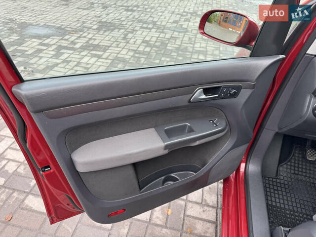 Красный Фольксваген Туран, объемом двигателя 1.6 л и пробегом 210 тыс. км за 6500 $, фото 16 на Automoto.ua