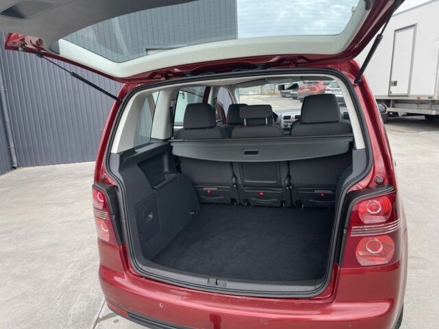 Красный Фольксваген Туран, объемом двигателя 1.9 л и пробегом 270 тыс. км за 7800 $, фото 6 на Automoto.ua