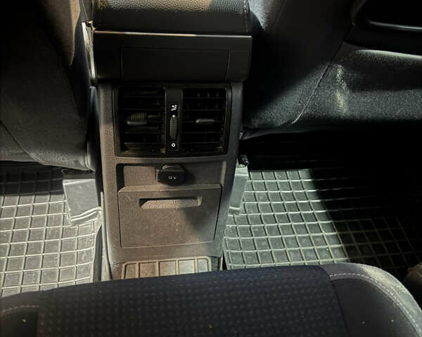 Червоний Фольксваген Туран, об'ємом двигуна 1.97 л та пробігом 273 тис. км за 8500 $, фото 30 на Automoto.ua