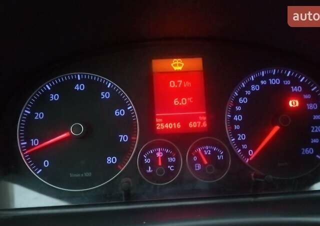 Красный Фольксваген Туран, объемом двигателя 1.39 л и пробегом 250 тыс. км за 6500 $, фото 1 на Automoto.ua