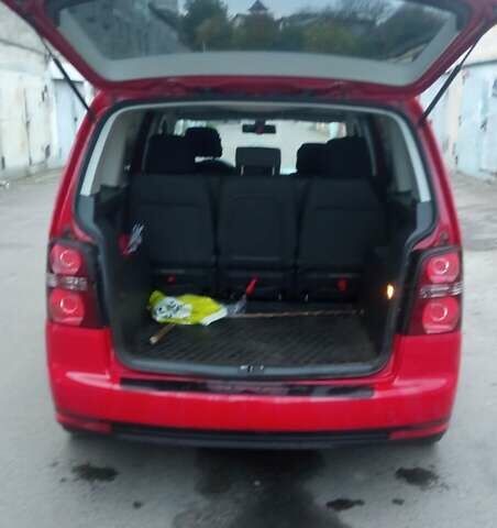 Красный Фольксваген Туран, объемом двигателя 1.39 л и пробегом 250 тыс. км за 6500 $, фото 14 на Automoto.ua