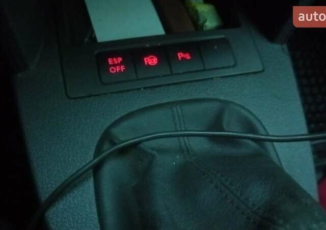 Красный Фольксваген Туран, объемом двигателя 1.39 л и пробегом 250 тыс. км за 6500 $, фото 2 на Automoto.ua