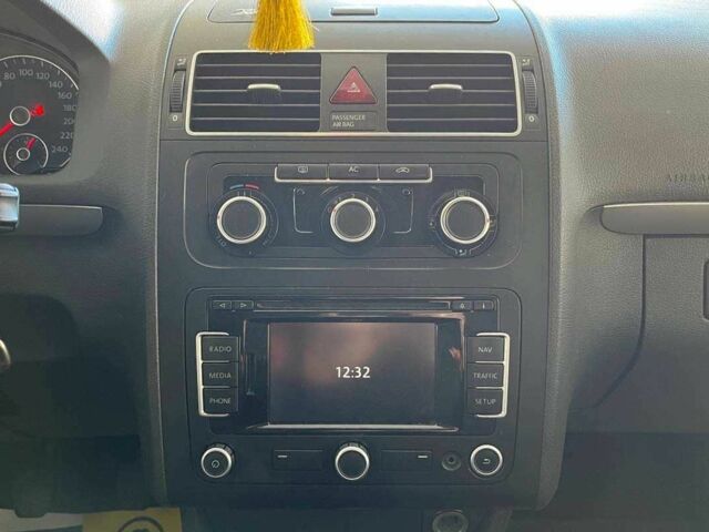 Красный Фольксваген Туран, объемом двигателя 1.6 л и пробегом 238 тыс. км за 9400 $, фото 15 на Automoto.ua