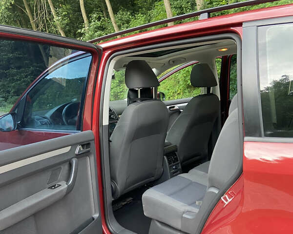 Красный Фольксваген Туран, объемом двигателя 1.6 л и пробегом 282 тыс. км за 9000 $, фото 12 на Automoto.ua