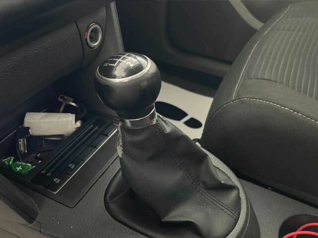 Красный Фольксваген Туран, объемом двигателя 1.6 л и пробегом 238 тыс. км за 9400 $, фото 13 на Automoto.ua