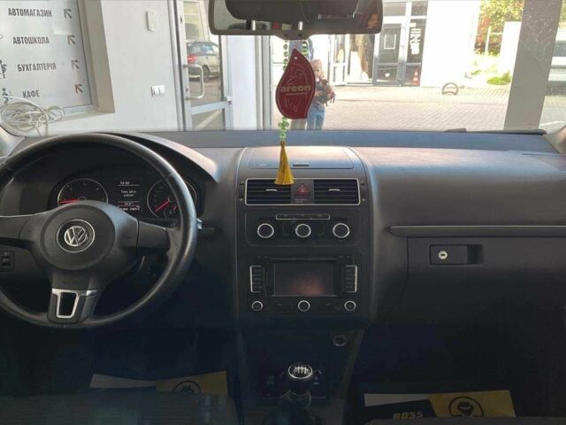 Красный Фольксваген Туран, объемом двигателя 1.6 л и пробегом 238 тыс. км за 9400 $, фото 14 на Automoto.ua