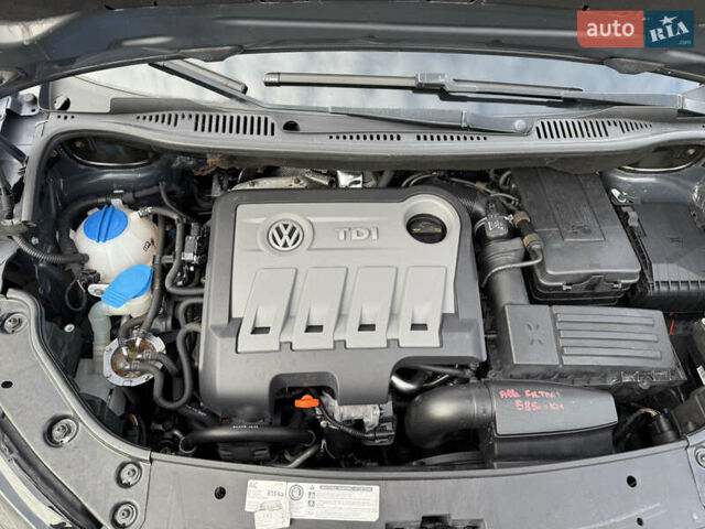 Красный Фольксваген Туран, объемом двигателя 1.6 л и пробегом 210 тыс. км за 10600 $, фото 24 на Automoto.ua