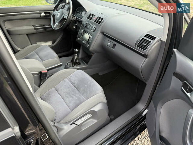 Красный Фольксваген Туран, объемом двигателя 1.6 л и пробегом 210 тыс. км за 10600 $, фото 22 на Automoto.ua