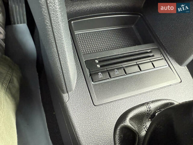 Красный Фольксваген Туран, объемом двигателя 1.6 л и пробегом 210 тыс. км за 10600 $, фото 15 на Automoto.ua