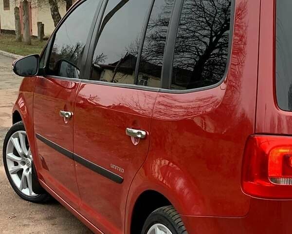 Красный Фольксваген Туран, объемом двигателя 1.6 л и пробегом 255 тыс. км за 9000 $, фото 53 на Automoto.ua