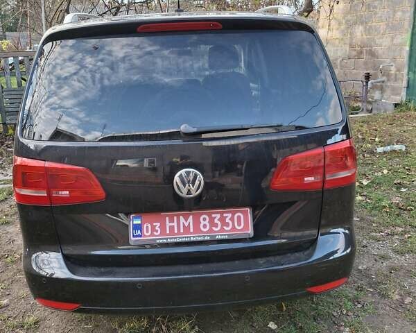 Красный Фольксваген Туран, объемом двигателя 1.6 л и пробегом 220 тыс. км за 12000 $, фото 1 на Automoto.ua